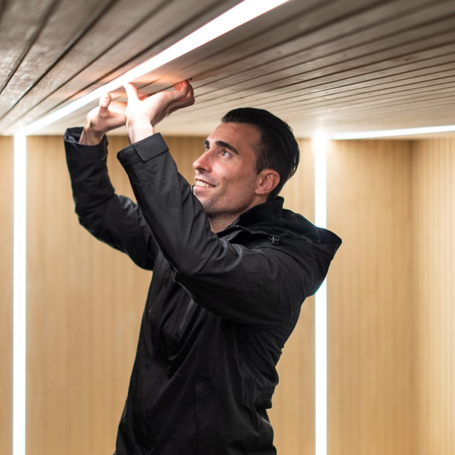 Elektriker installerer LED-lyslenke i spilevegg