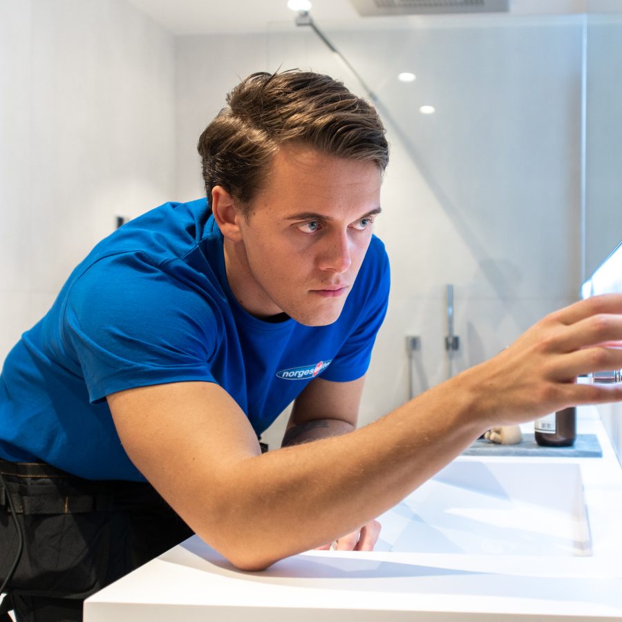 Elektriker installerer smart lysstyring på bad