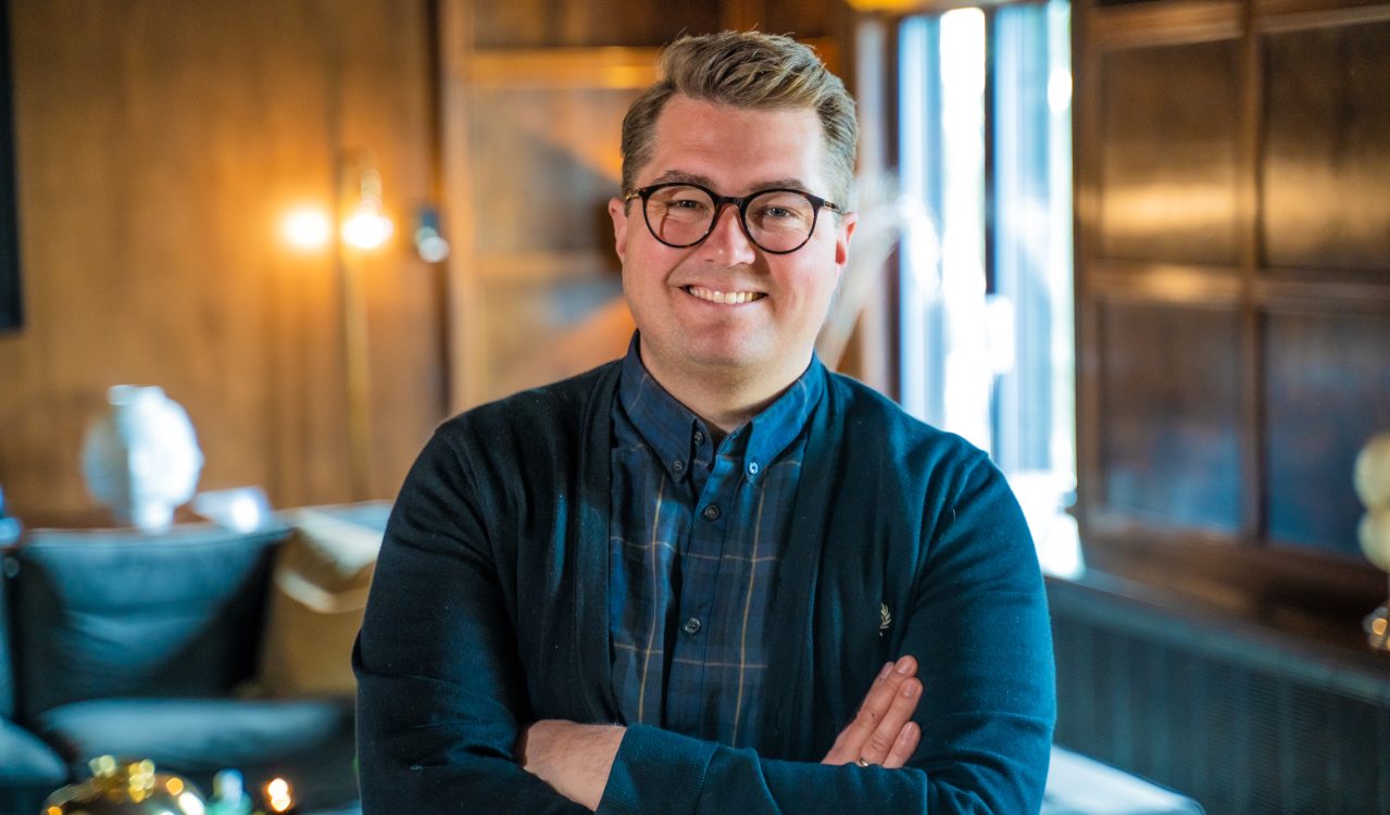 Eirik vigeland fra boligmappa smiler til kamera