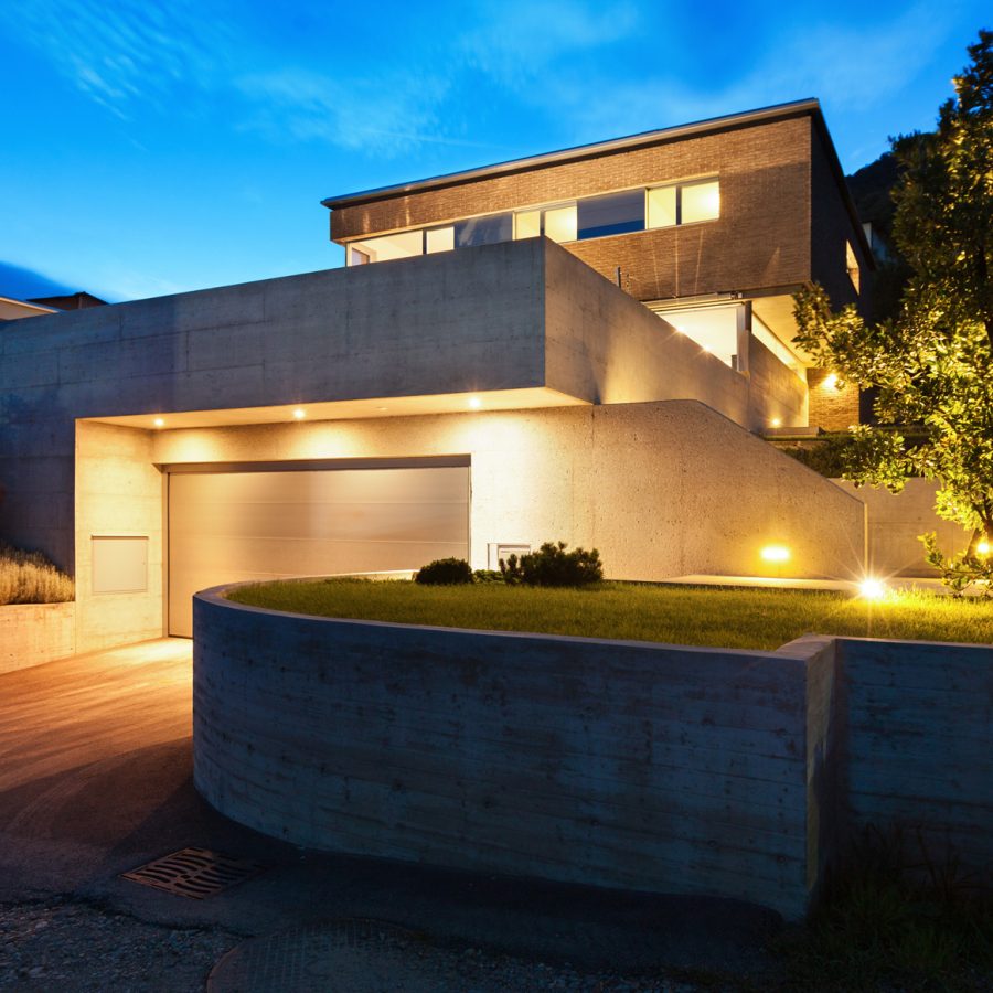 Moderne hus i kveldsskumring med belysning utenfor