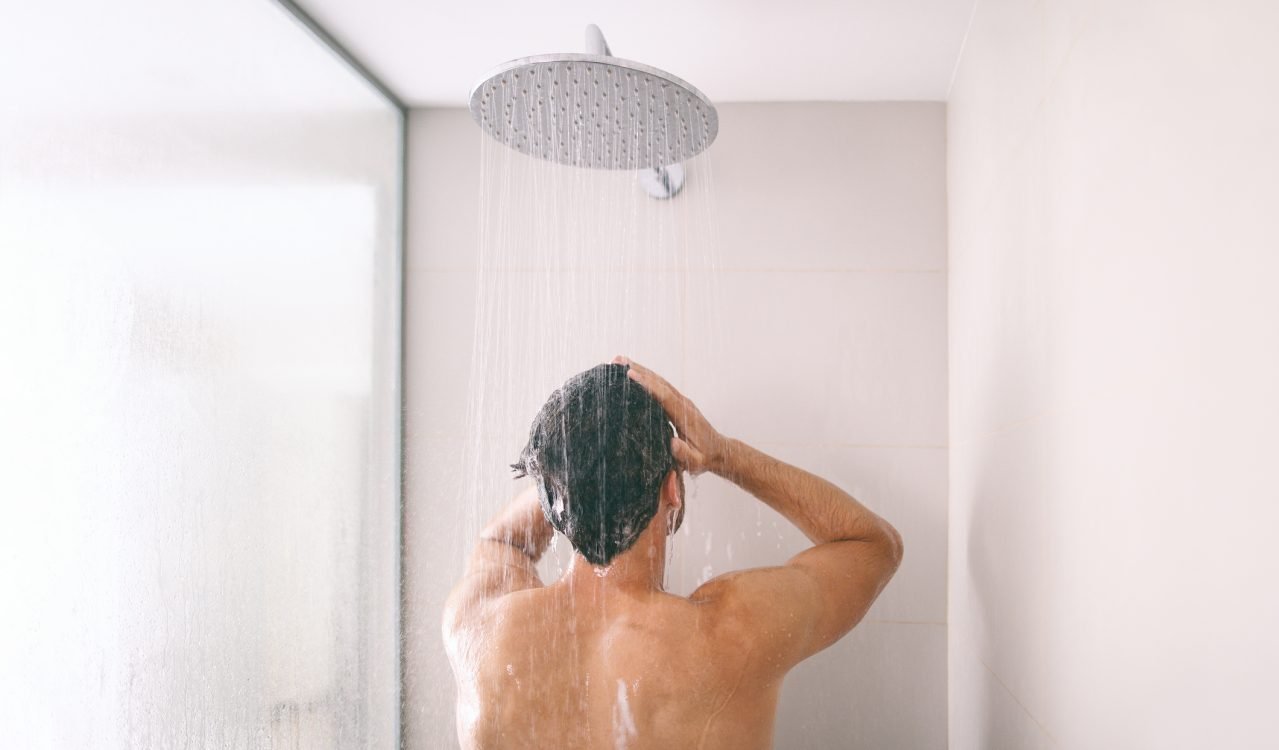 Mann dusjer i sparedusj