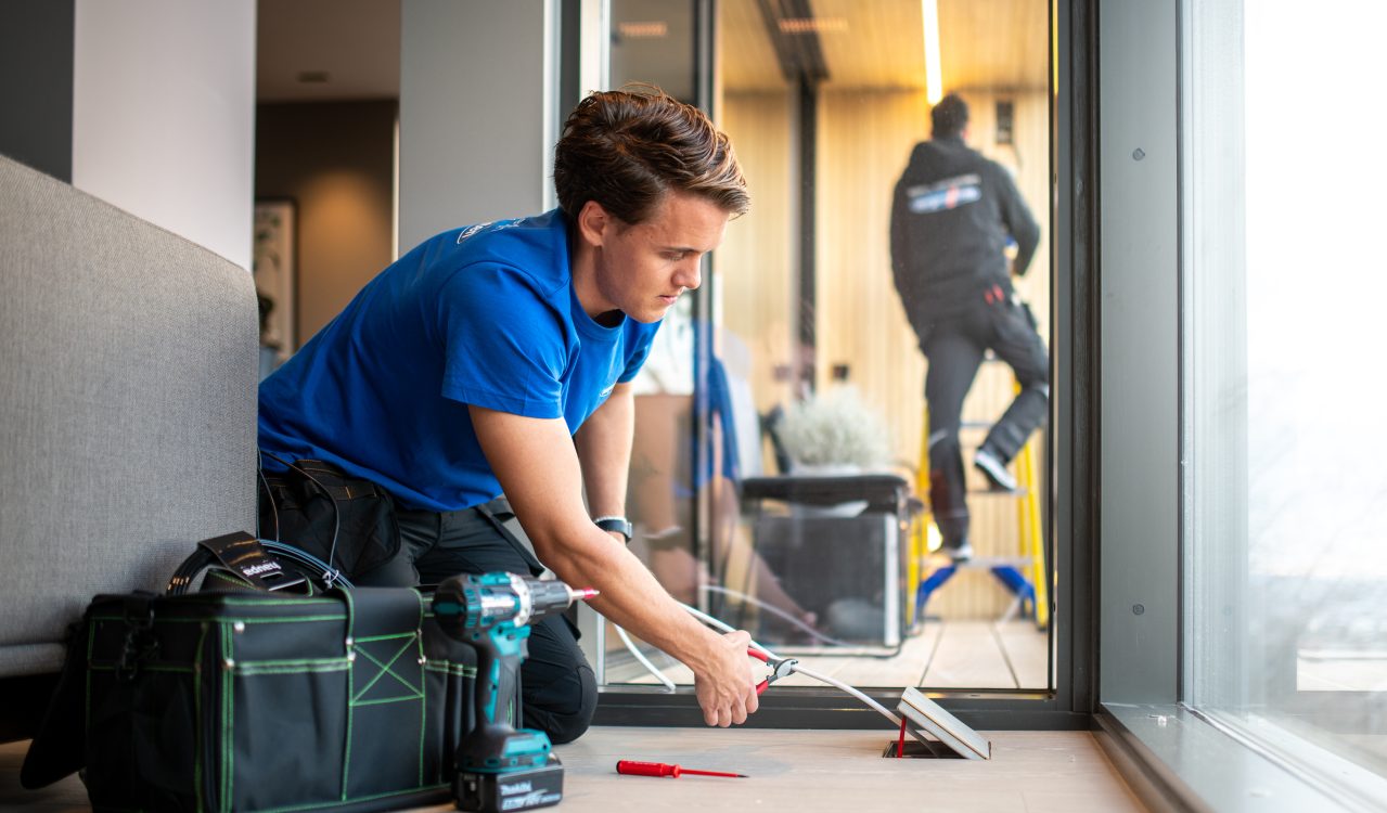 elektriker fra norgeseliten holder på med en installasjon i et boliggulv