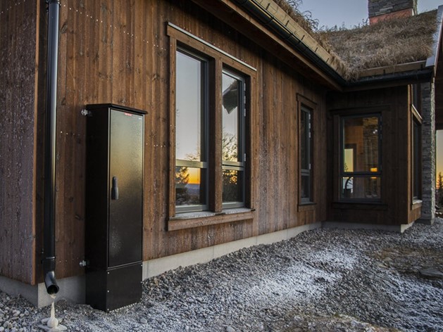 Et bilde av et sikringsskap fra Eaton ute.