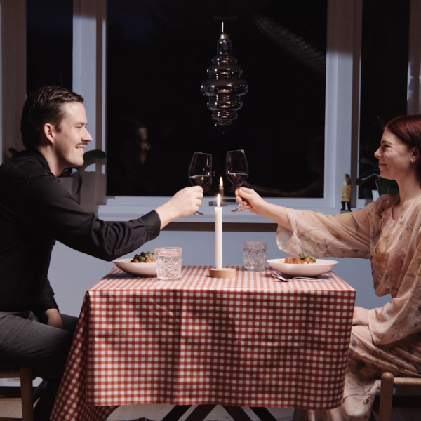 To personer på romantisk middag i hus