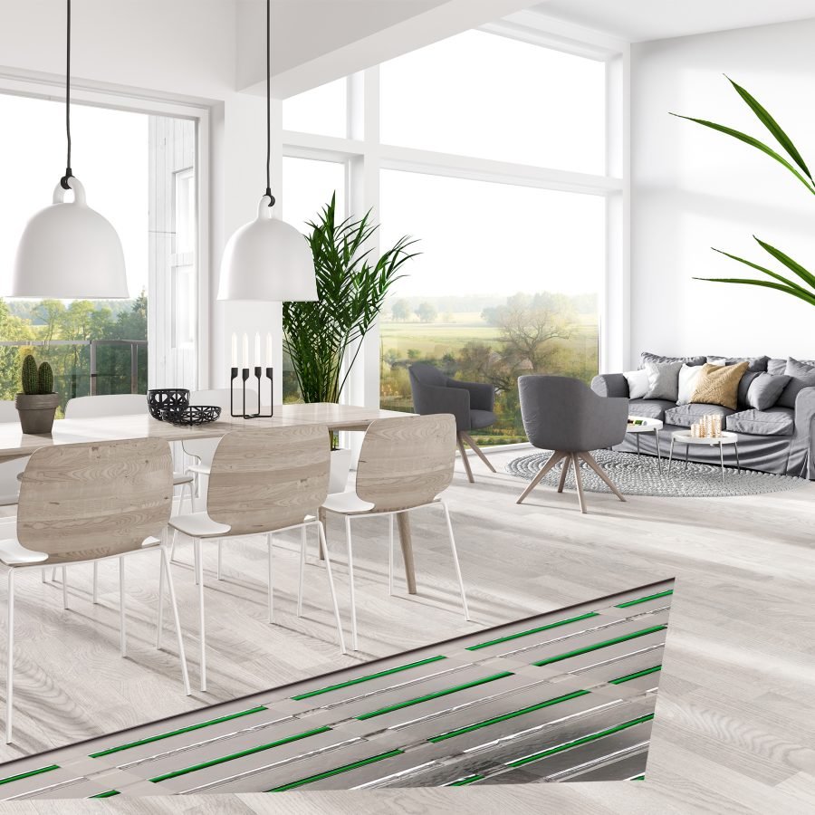 stue med store og lyse vinduer, spisebord, stoler, mørk grå sofa, grønneplanter og tregulv og Lamiflex gulvvarme