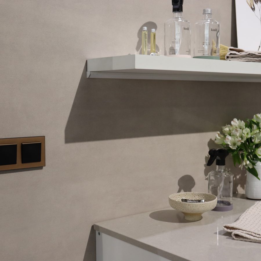 Stilrene sorte lysbrytere med gullramme sklir lett inn i interiøret.